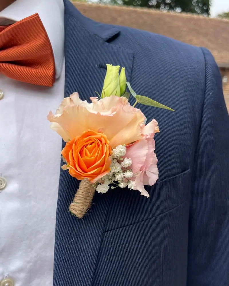 Boutonnière orange et pêche
