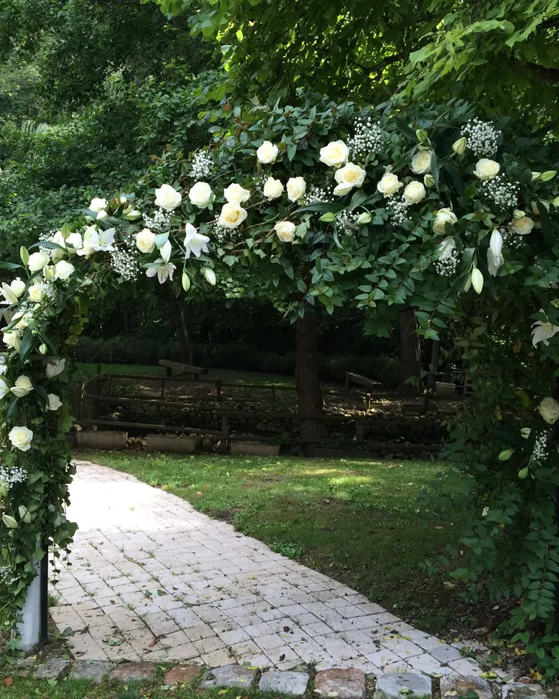 Arche de cérémonie en fleurs blanches