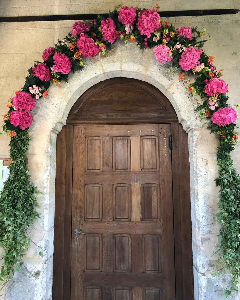 Encadrement de porte en fleurs roses