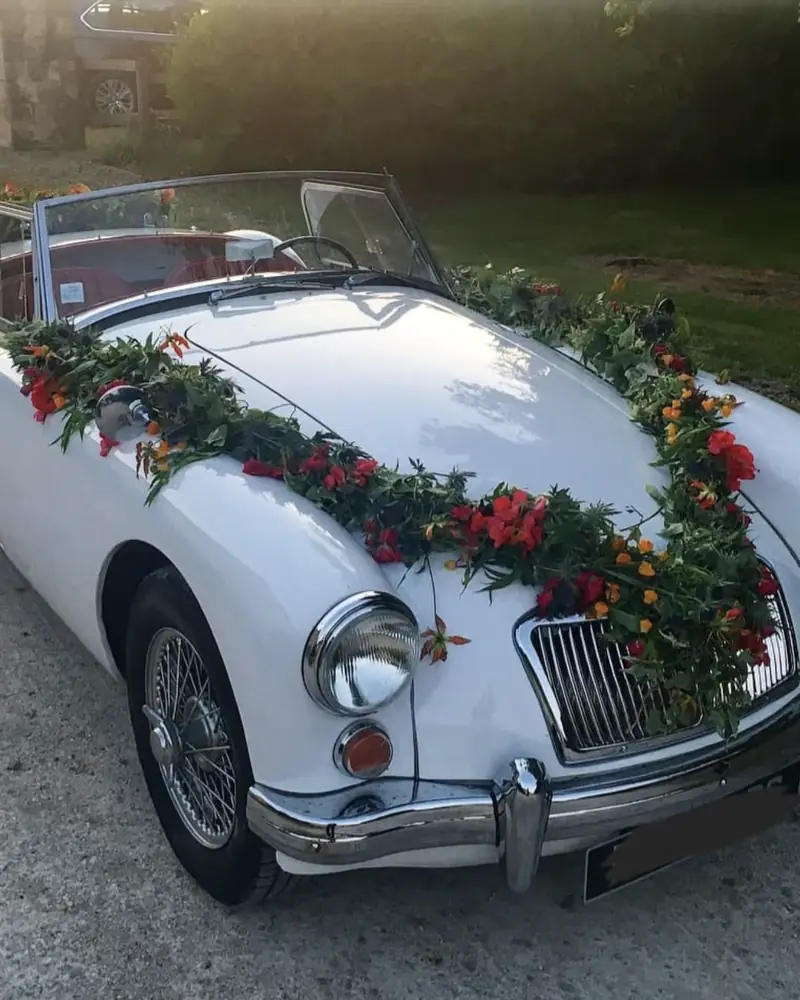 Voiture de mariés décorée