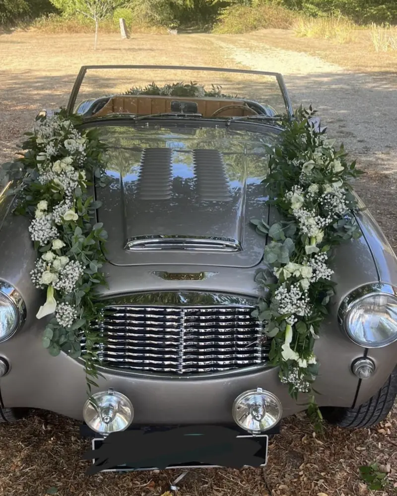 Voiture de collection fleurie