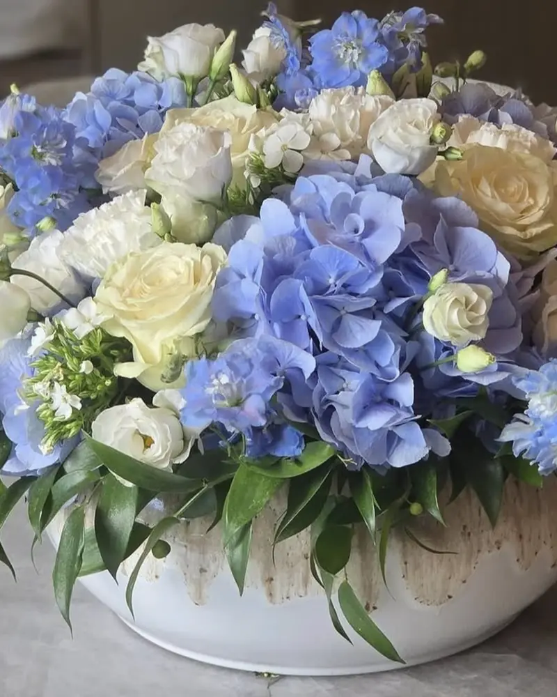 Composition aux hortensias bleus