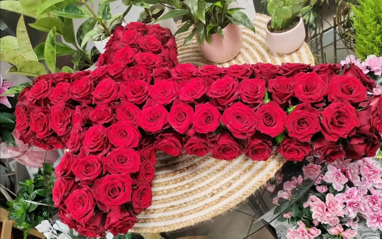 Croix de roses rouges
