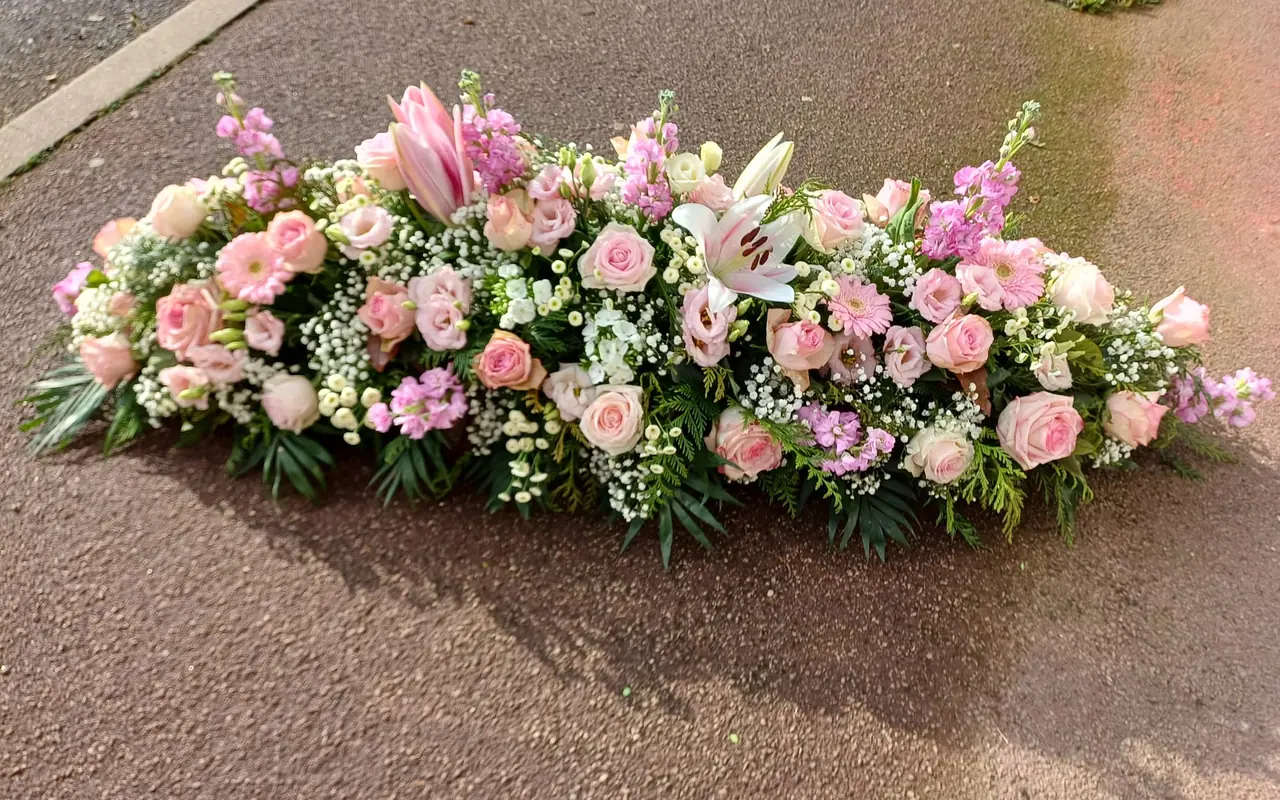 Dessus de cercueil rose