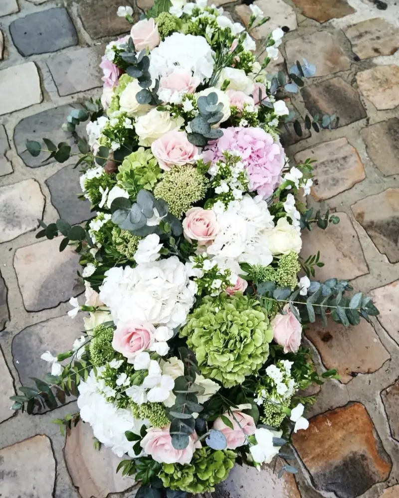 Dessus de cercueil blanc et rose