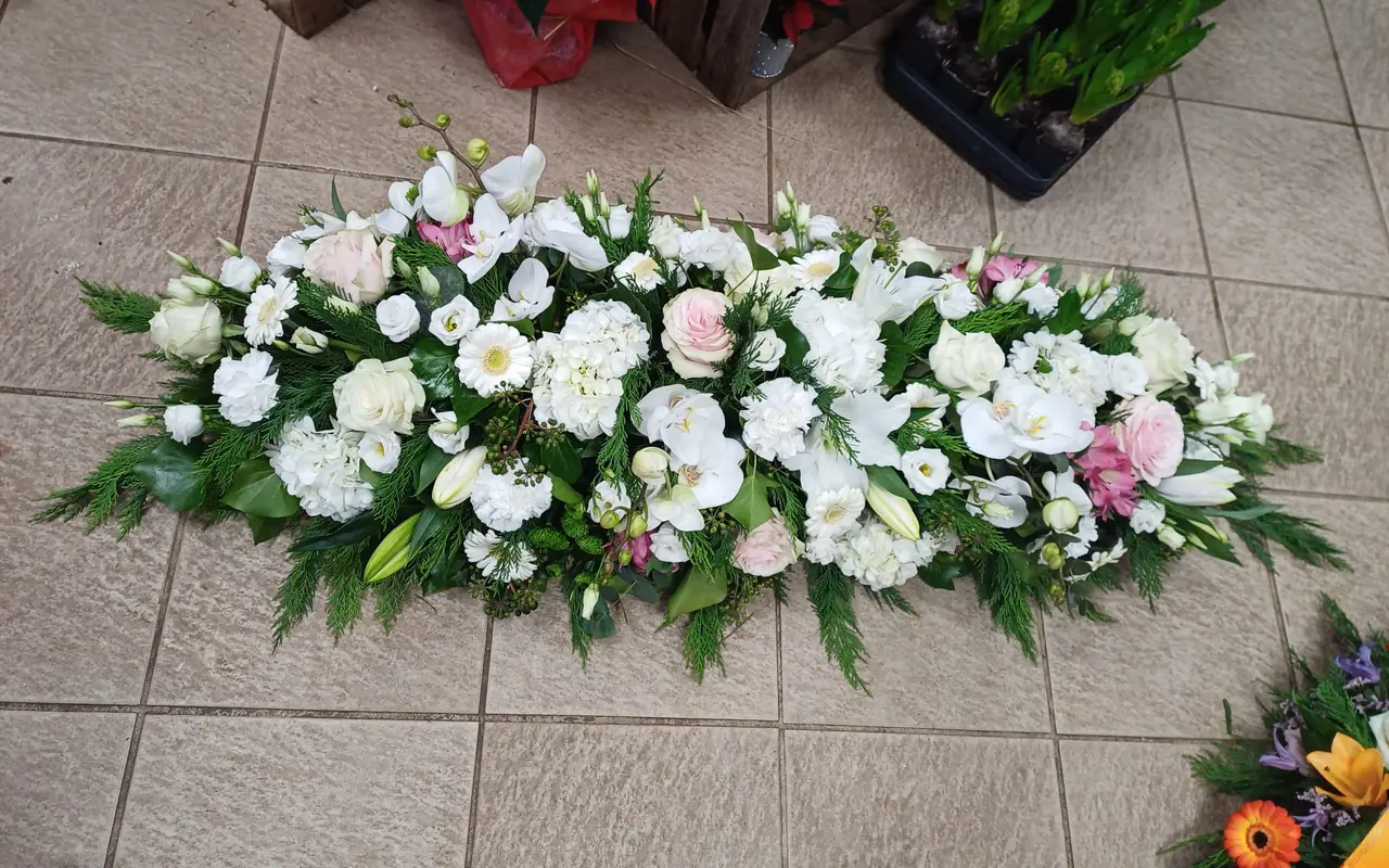 Dessus de cercueil blanc