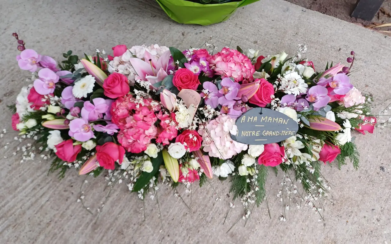 Dessus de cercueil rose vif