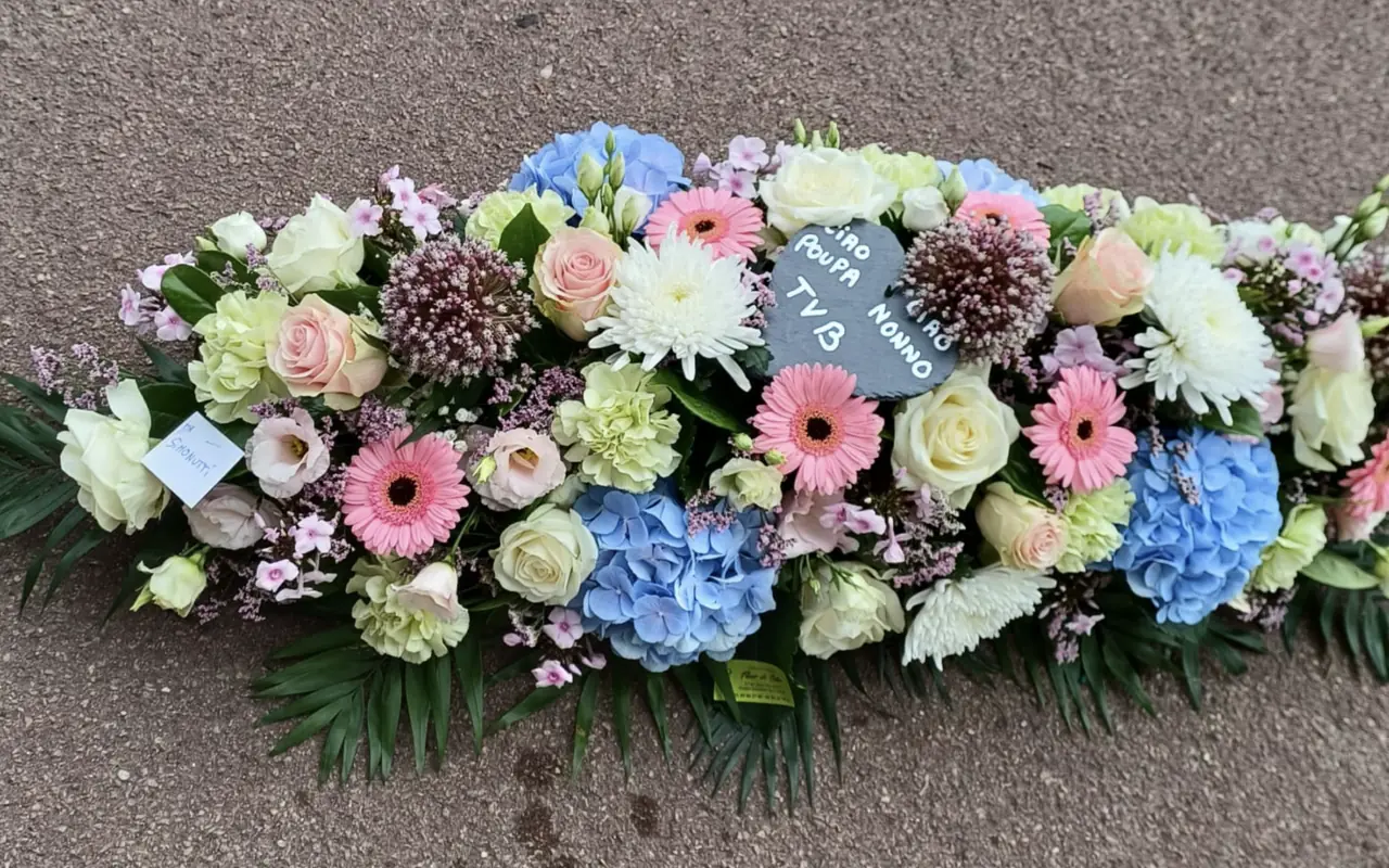 Dessus de cercueil pastel avec plaque
