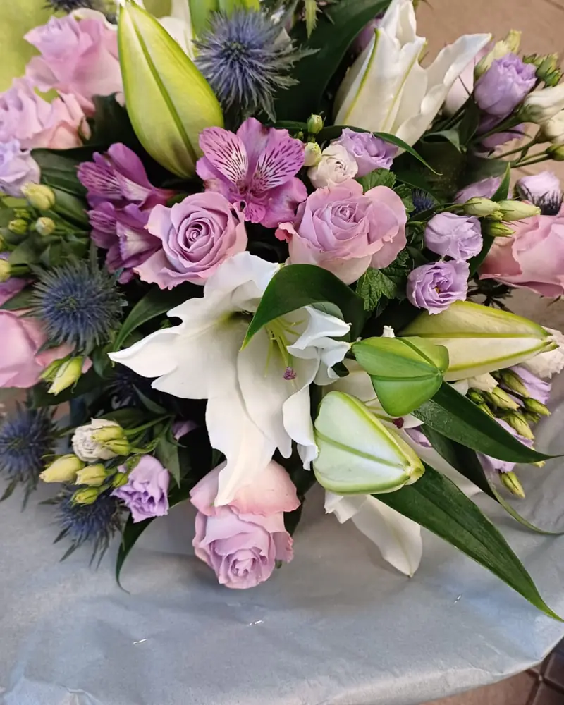 Bouquet de lys et roses mauves