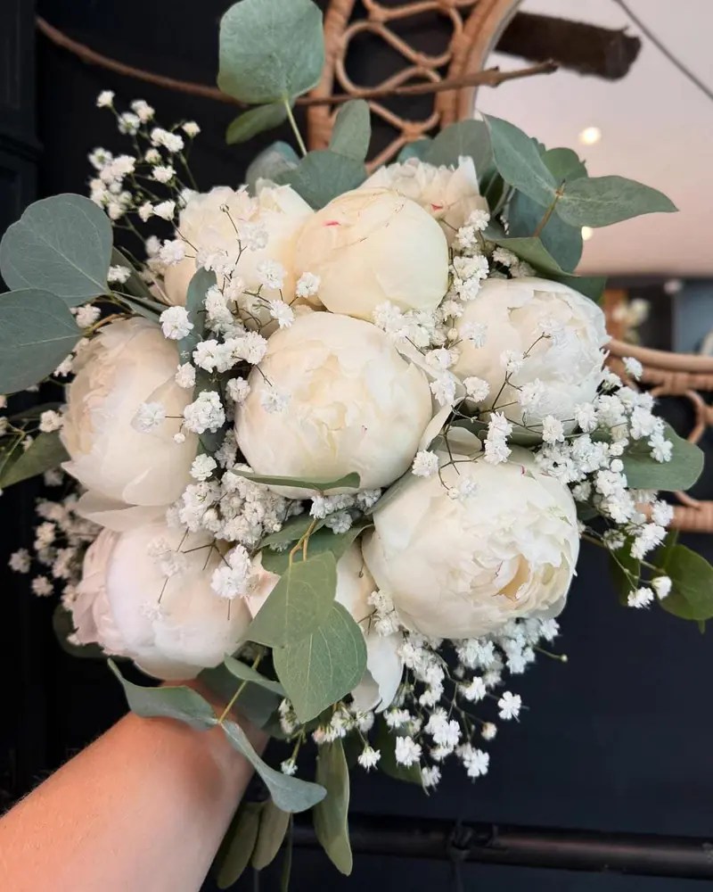 Bouquet de mariée aux pivoines blanches