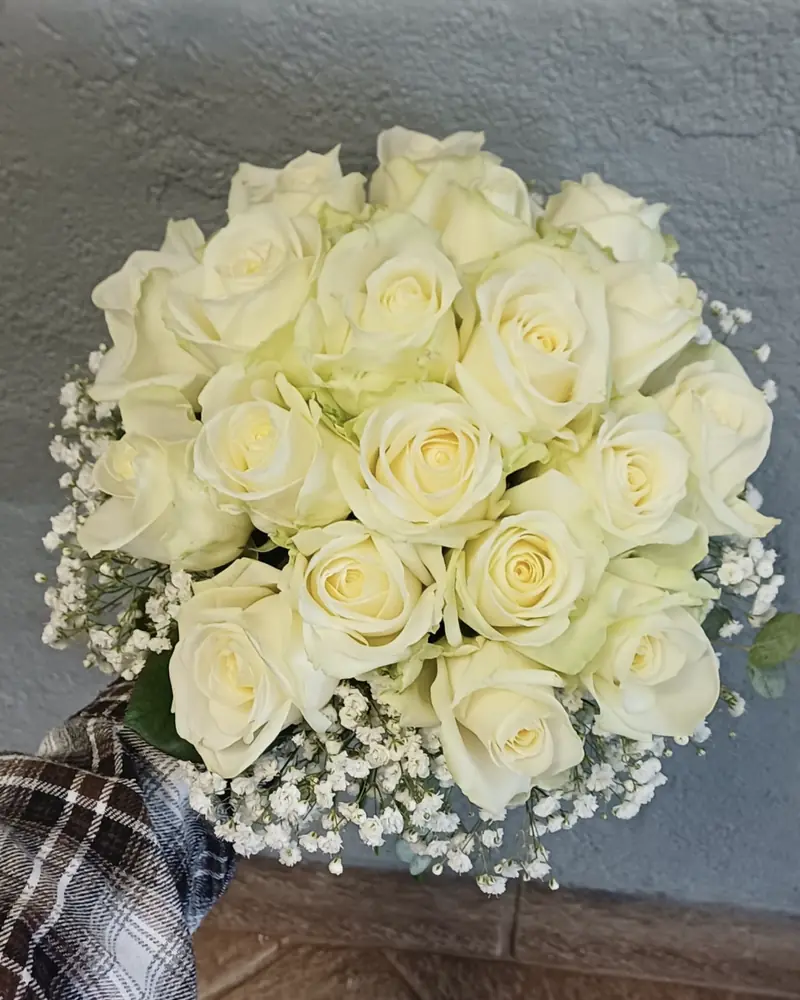 Bouquet de mariée de roses blanches