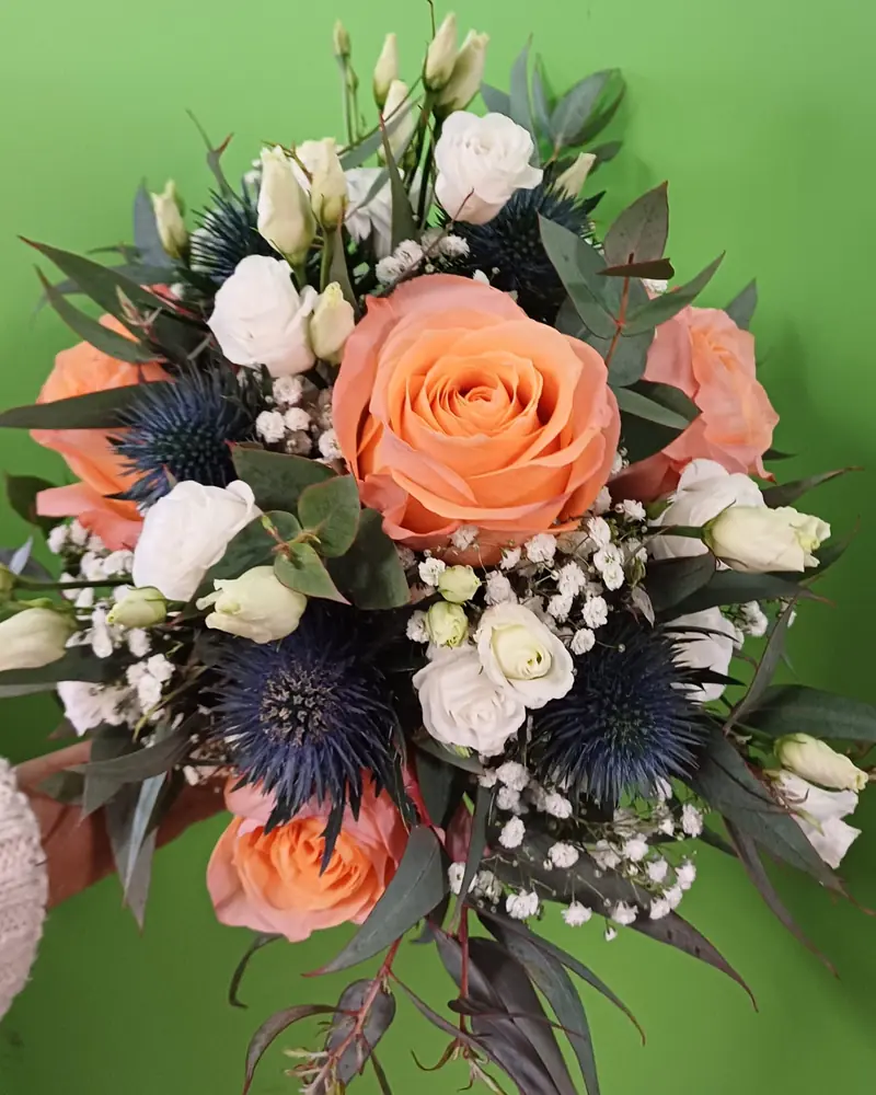 Bouquet de mariée pêche et chardons bleus