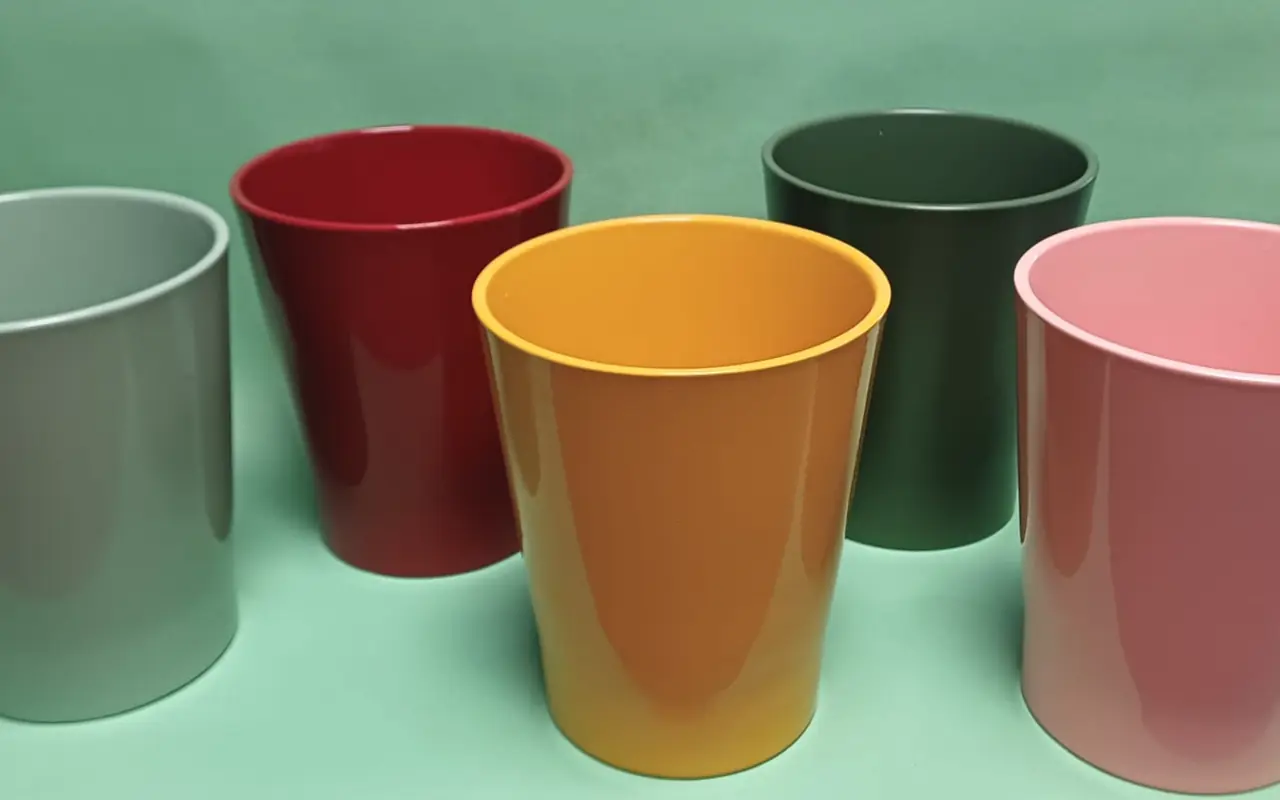 Cache-pots colorés