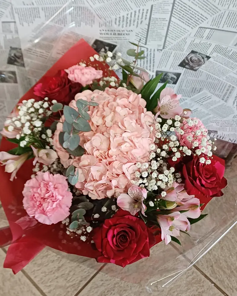 Bouquet d’hortensia rose et roses rouges