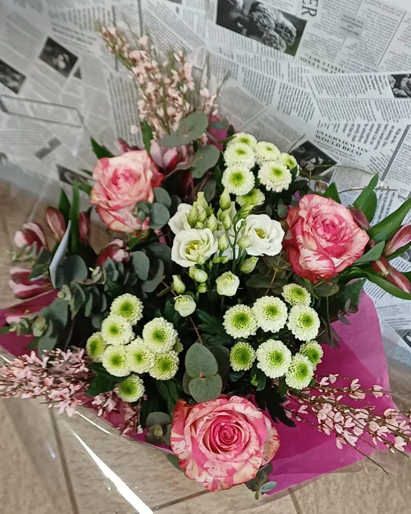 Bouquet de roses et chrysanthèmes verts