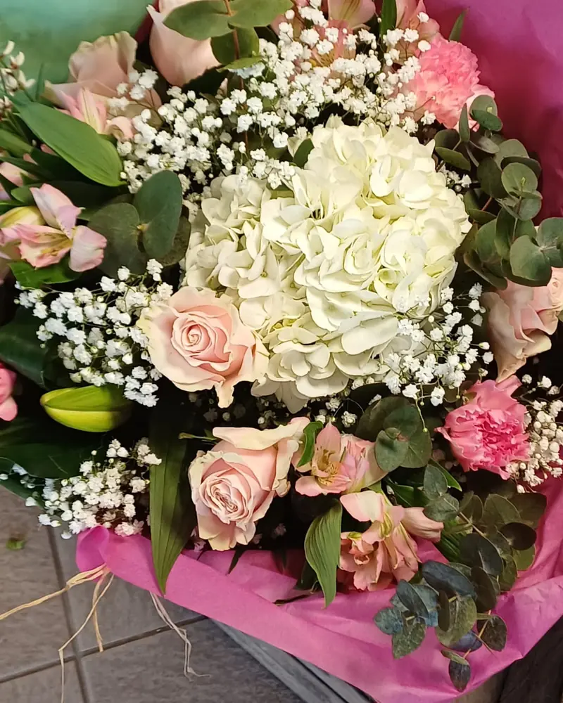 Bouquet d’hortensia blanc et roses pêche