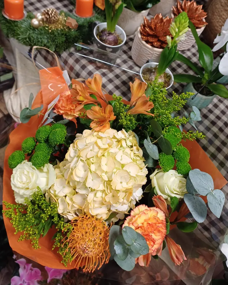 Bouquet orange et hortensia crème