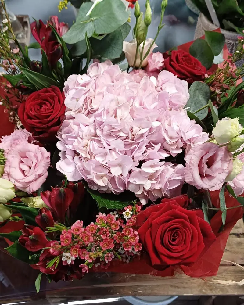 Bouquet d’hortensia rose et roses rouges
